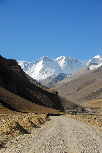 The road just before it turns slightly left to Everest
