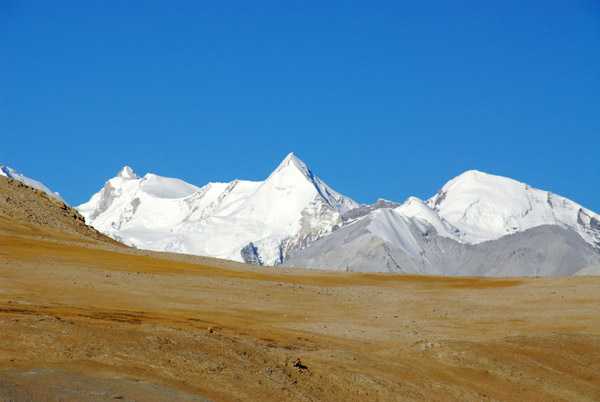 Snow covered Himalayan peaks south of the road to Old Tingri