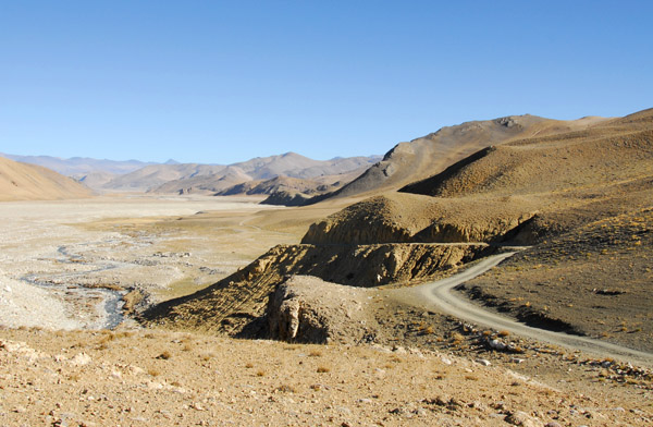 The road descending for the large plain south of Old Tingri