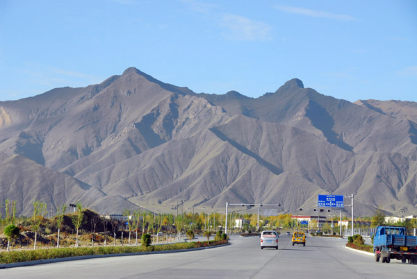 Leaving Lhasa to the west on Caohejing Road