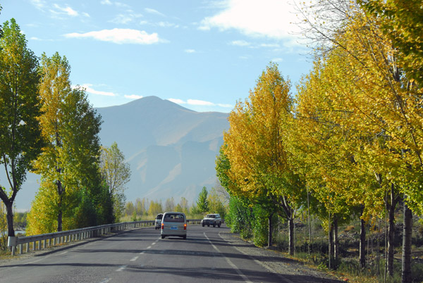 The road along the west bank of the Lhasa River showing autumn colors
