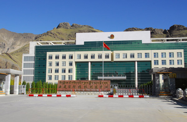 New official looking building around km 12 of highway between Lhasa and the Airport