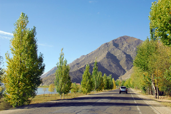 Road south from Lhasa along the Lhasa River