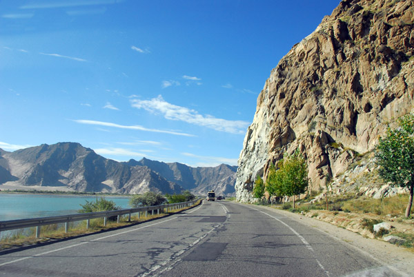 Road south from Lhasa along the Lhasa River