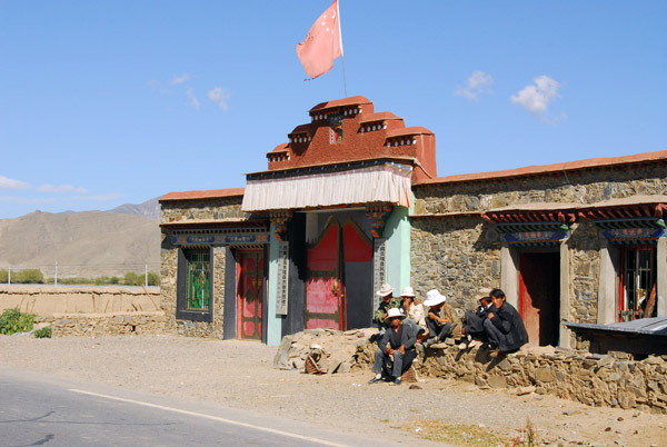Building in Chedzhol Dzong flying the Chinese flag over a fancy gate (N28.2814/E91.1136)