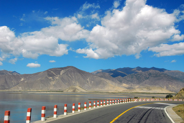 The road rejoins the south bank of the Yarlung Tsangpo River