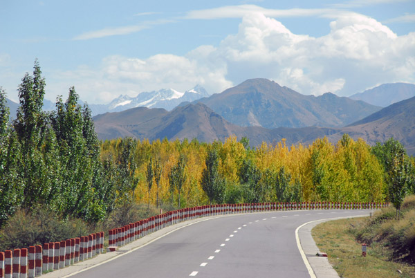 The road to Tsetang