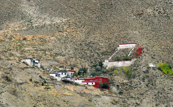 A small monastery, Riwo Cholung Gompa, high on a hill above the Yarlung Valley (N29.179/E91.791)