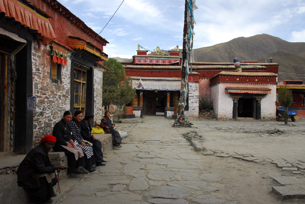 Outer courtyard of Chang Zhu Monastery