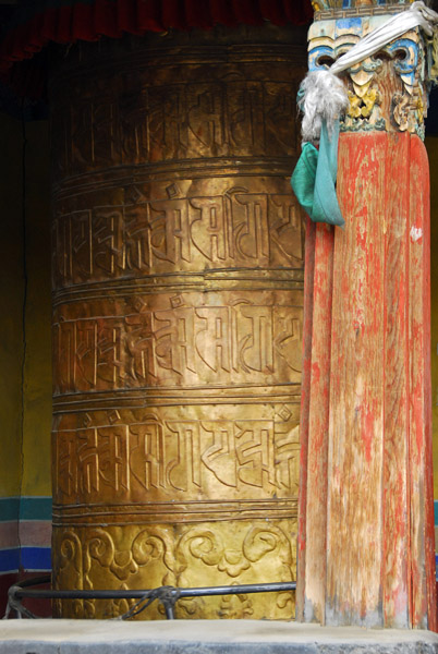 Giant prayer wheel, Chang Zhu Monastery