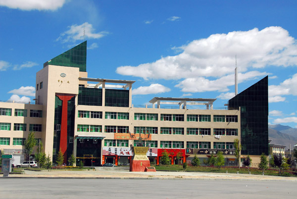Like most large towns in Tibet, Tsetang has a recently built mainly Chinese New Town
