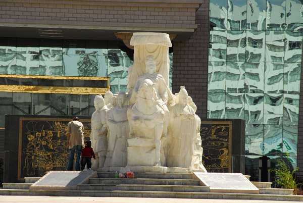 Monument on Hunan Lu street in the middle of Tsetang's New Town