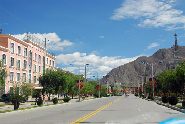 Continuing east on Hunan Lu through Tsetang's New Town