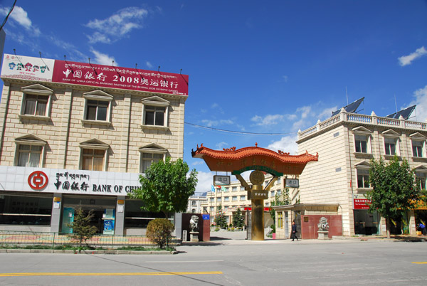 Nedong Lu, new town Tsetang's main north-south avenue