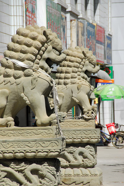 Chinese stone guardian lions, Tsetang