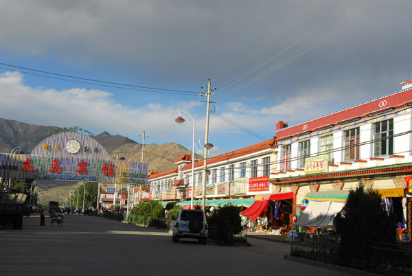 Looking north of Nadong Lu, Tsetang