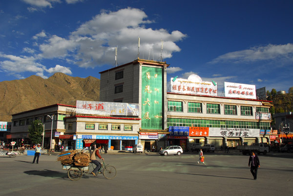 Downtown Tsetang - intersection of Nadong Lu and Yangochou Lam