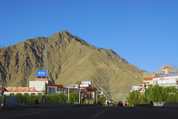 Early start heading out of Tsetang, first backtracking to Lhasa Airport then on to Gyantse