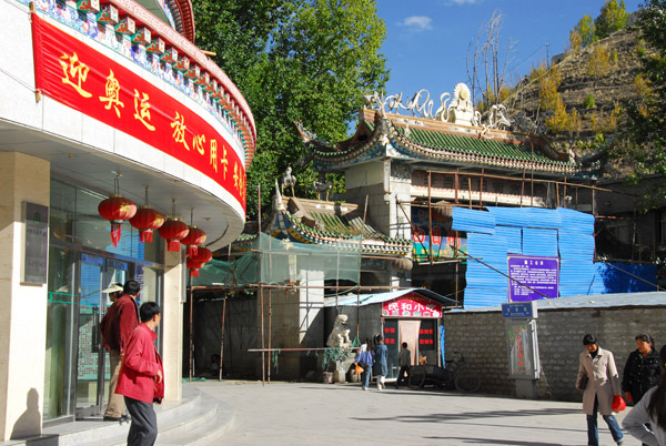 Heading for the Tibetan old town of Tsetang through the market