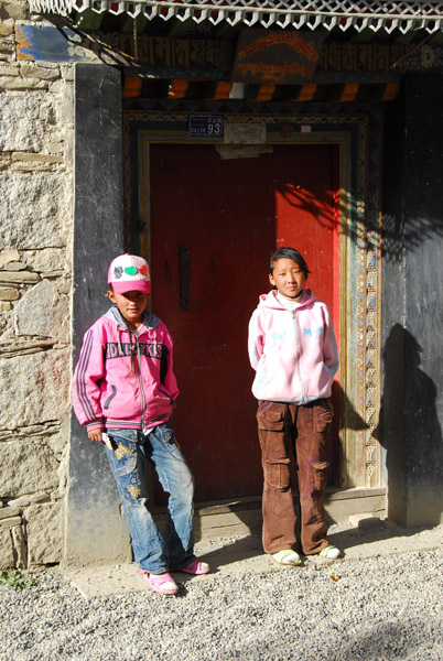 Tibetan girls in old town Tsetang