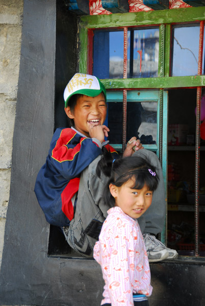 Kids in old town Tsetang