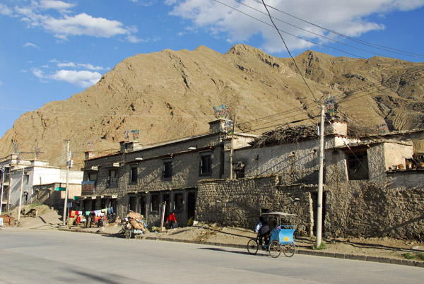 Kongbu Lam (Yangochou Lam on the LP map)  the main street leading out of Tsetang to the east, marks the north end of Old Town