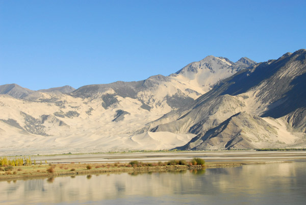 There are sand dunes on the north bank of the Yarlung Tsampo River as well