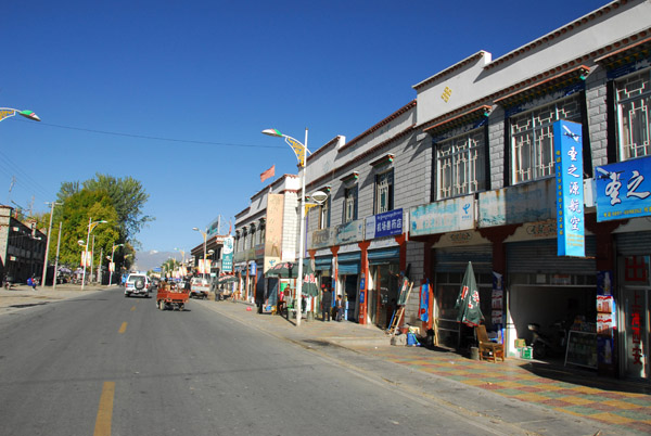 The main road passing through Gongkar