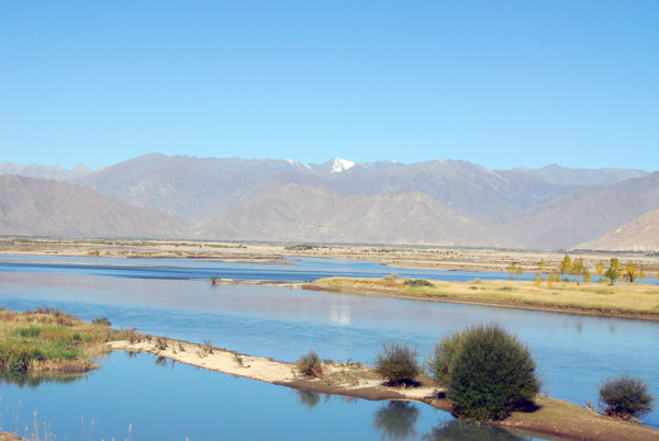 The road west continues to follow the south bank of the Yarlung Tsampo River