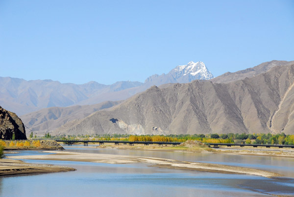 View west with the old bridge across the Yarlung Tsangpo River