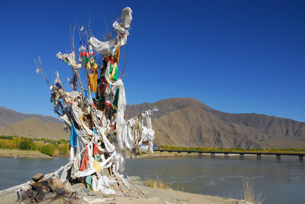 Shrine near the south end of the old Yarlung Tsangpo Bridge