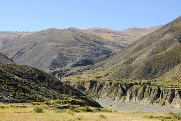 Gampa-la Pass, also spelled Kamba-la, leads over the mountains to Yamdrok-tso Lake