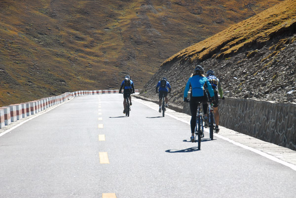 Crazy European cyclists biking from Lhasa to Kathmandu