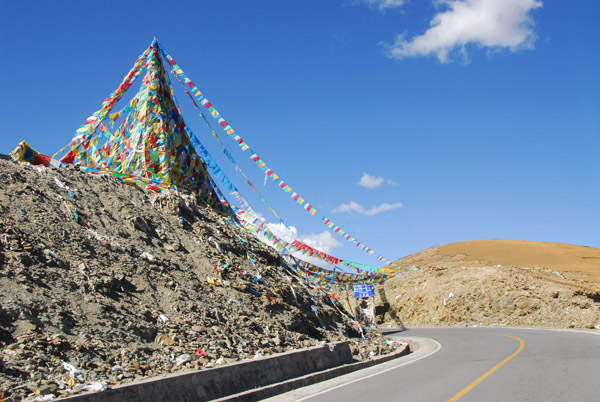 Tower of prayer flags at the summit of Gampa-la Pass