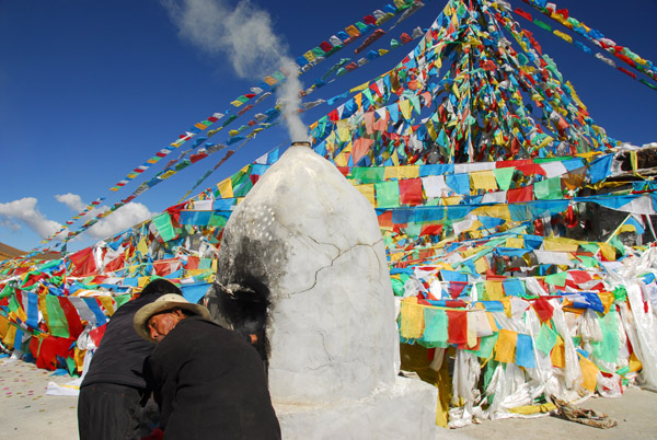 Tibetans burning offerings at the summit og Gampa-La Pass