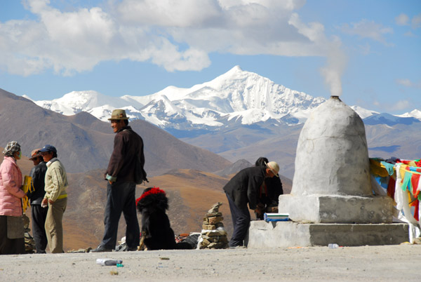 Tibetans mingling around, Gampa-la Pass