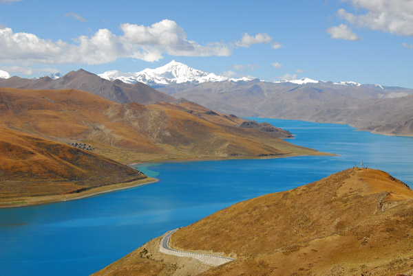 The incredible blue color of Yamdrok-tso, one of the Sacred Lakes of Tibet