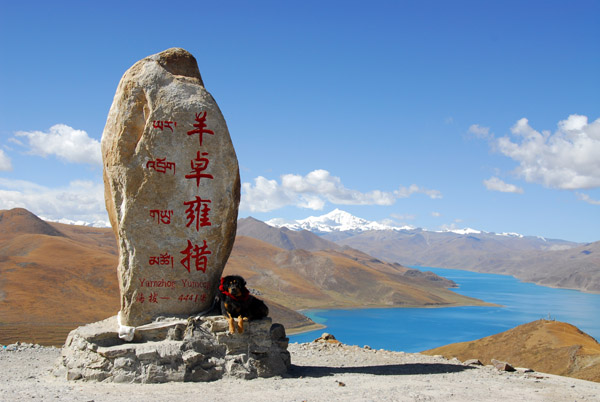 Pinyin inscription of the Chinese name of the lake Yamzho Yumco with the elevation 4441 m