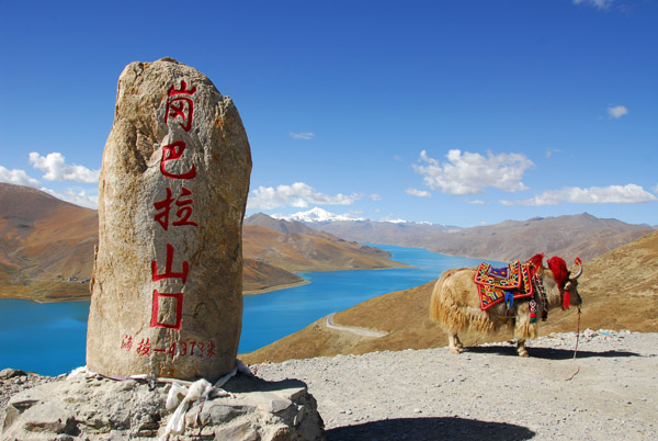 Stone marker written only in Chinese marking the summit of Gampa-la Pass 岗巴拉山口  as 4978m