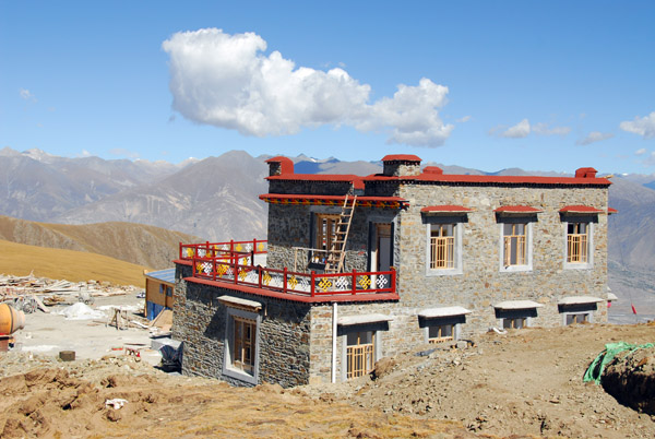 New building on top of Gampa-la Pass