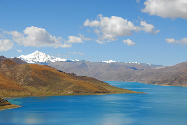 Turquoise water of Yamdrok-tso lake with the snow-capped peak Mt. Nojin Kangtsang 7206m (23641ft)