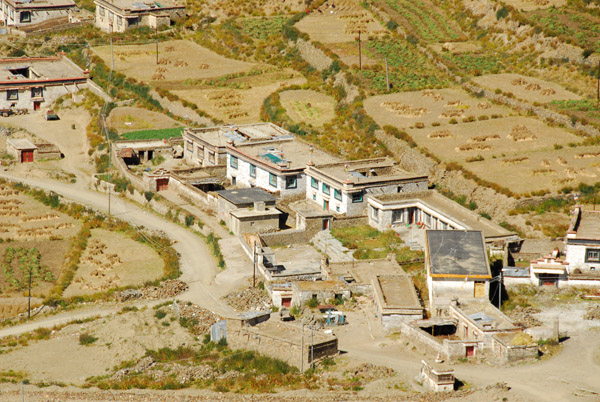 Village on the north shore of Yamdrok-tso Lake