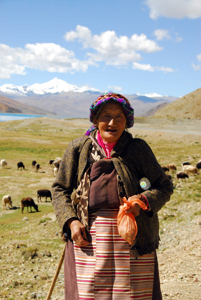 An old Tibetan woman by Yamdrok-tso Lake