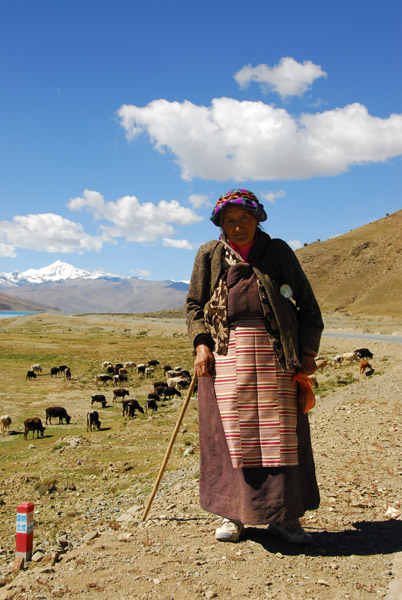 An old Tibetan woman by Yamdrok-tso Lake