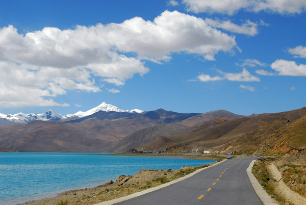 Back on the Southern Friendship Highway driving west along the north shore of Yamkdrok-tso Lake