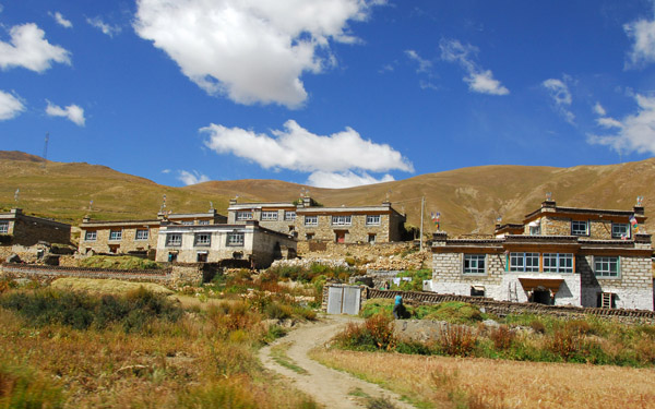 Village at the west end of Yamdrok-tso Lake