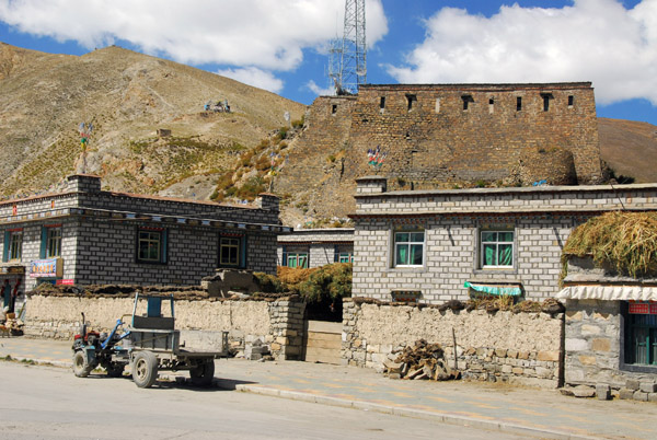 Nangartse Dzong rising above the town