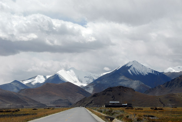 Friendship Highway continuing west from Nangartse towards the mountains of the Karo-la Pass