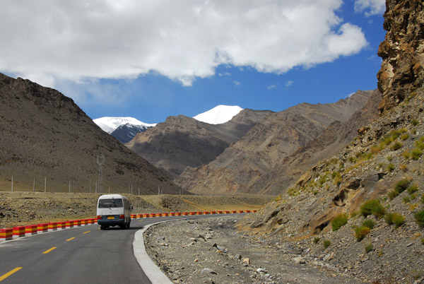Friendship Highway leading up to Karo-la Pass