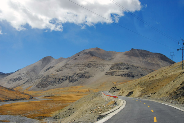 Good road leading up Karo-la Pass